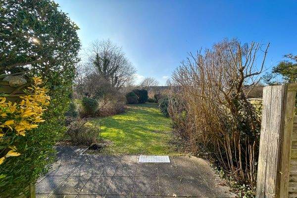 Blick von der Terrasse in den Garten