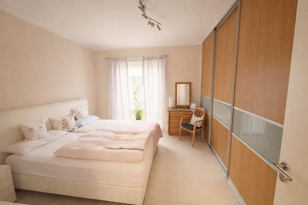 Helles Schlafzimmer mit Einbauschränken