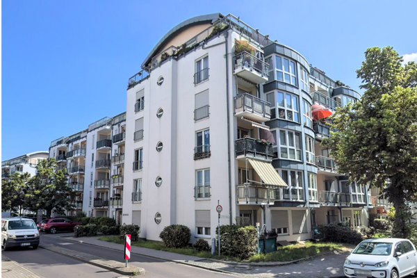 Blick auf das Mehrfamilienhaus