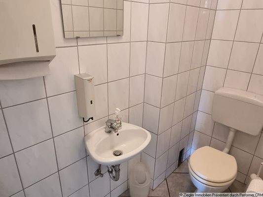 12 - EG - Rechts - Friseursalon WC Kunden