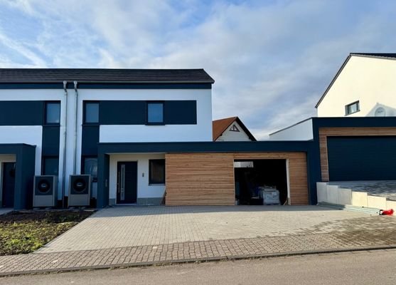 Aussenansicht2|Eingang und Garage