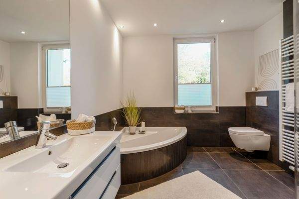 Bad mit Wanne und Dusche.jpg