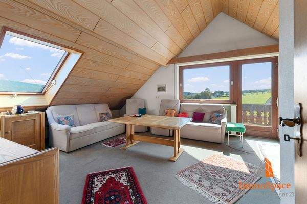 Wohnzimmer mit direktem Balkonzugang