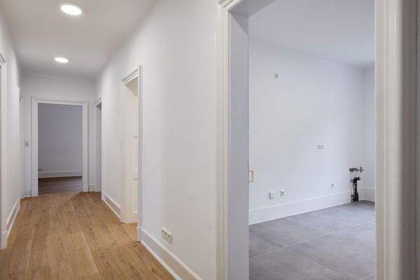 Blick in Flur und Küche