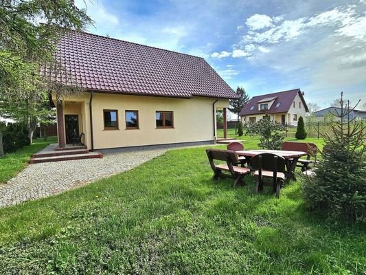 Jawor-dom-z-pieknym-ogrodem-sw