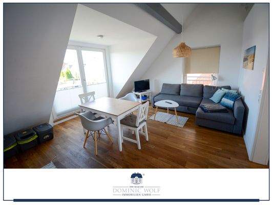 Wohn-/Esszimmer mit Balkonzugang