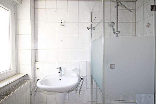Tageslichtbad mit Dusche und Waschbecken