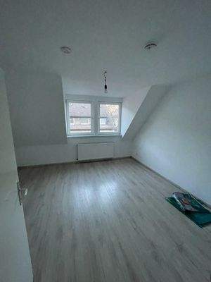 Leeres Zimmer mit Fenster