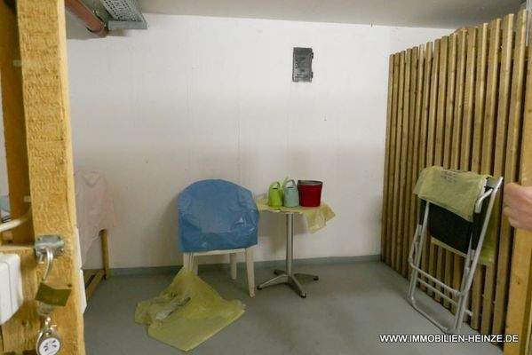 eigener großer Keller mit Licht und Steckdose