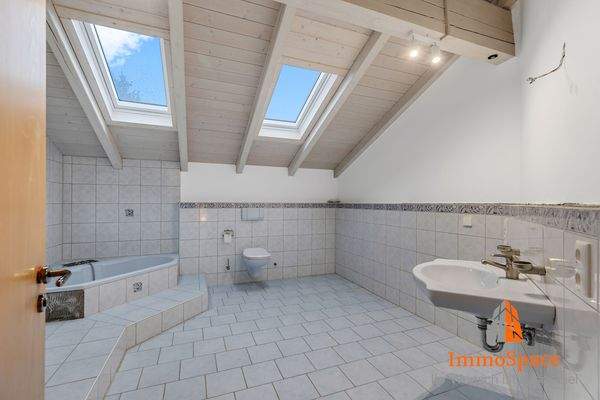 Tageslichtbadezimmer mit Eckbadewanne im DG