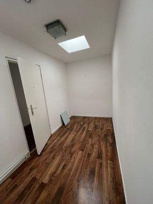 Kleiner Raum mit Holzboden