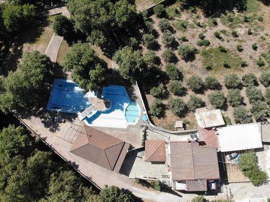 Kreta, Vryses: Wohngebäude mit Pool und Bergblick zu verkaufen – Ideale Investition im Apokoronas!