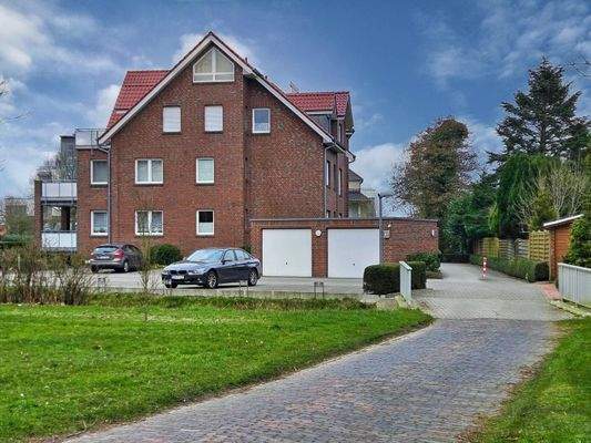 Süd-Ansicht mit Zufahrt/Brücke