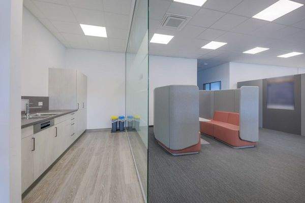 Küche und Meetingecke