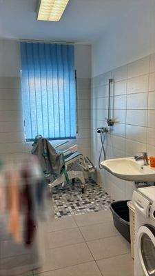 EG - Badezimmer mit ebenerdiger Dusche