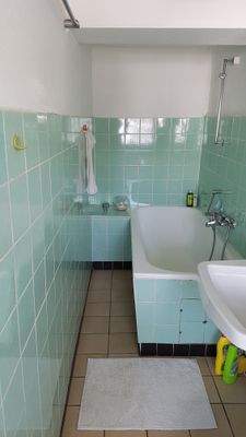 Badezimmer mit Badewanne