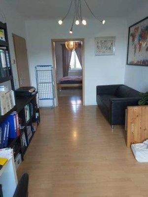 Blick vom Durchgangszimmer ins Schlafzimmer