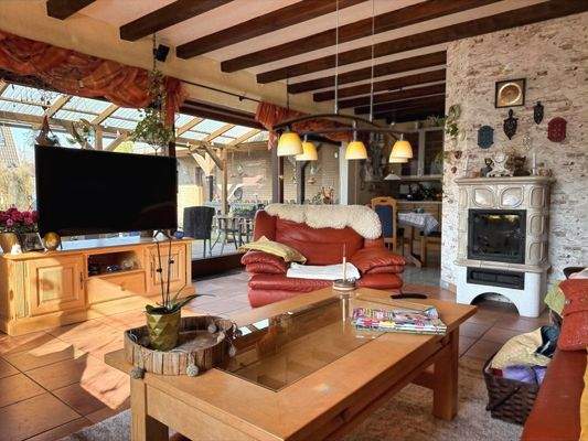 großzügiger Wohn-/ Essbereich mit Kaminanschluss