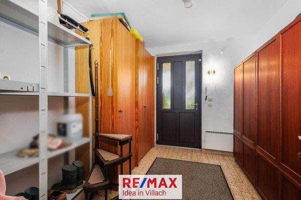 Voraum unten mit eigenen Ausgang