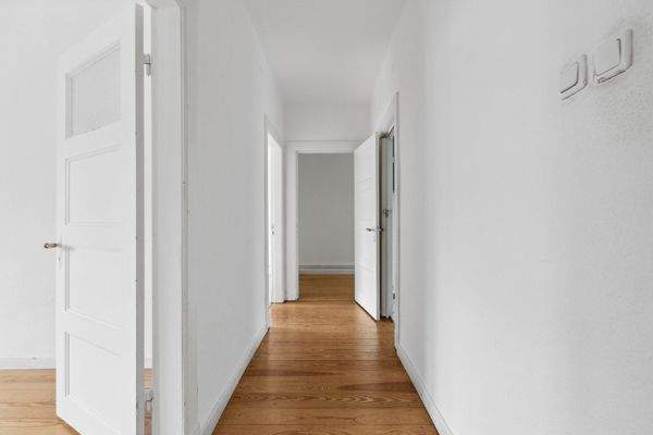 Blick in den Flur von der Eingangstür aus.