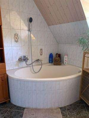 Große Badewanne im DG