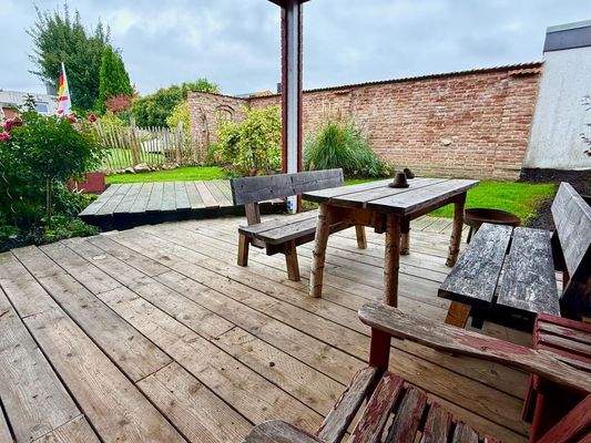 Blick von der Terrasse in den Garten