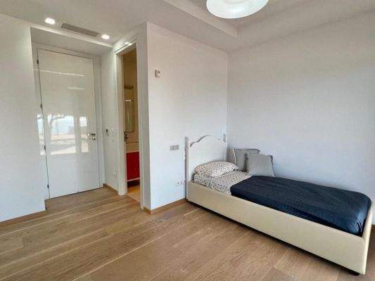 Einzigartige Villa am Meer mit Innenpool, Gärten und Gästehaus