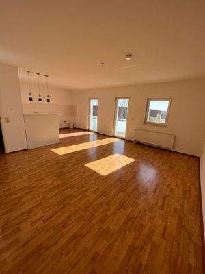 Wohnzimmer mit offener Küche