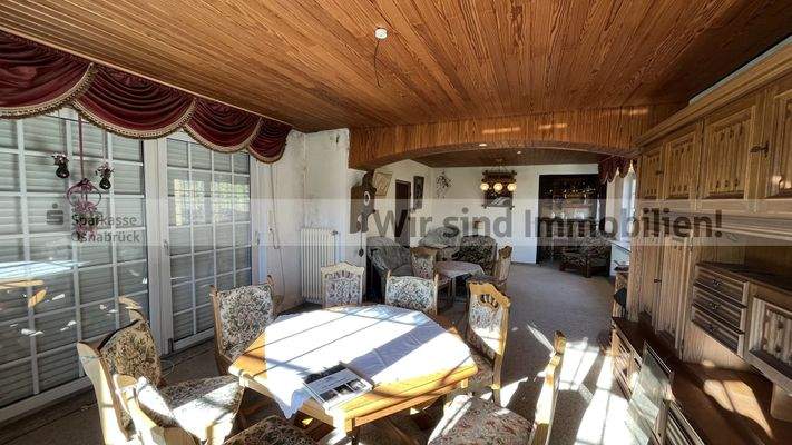 Wohnzimmer mit Theke