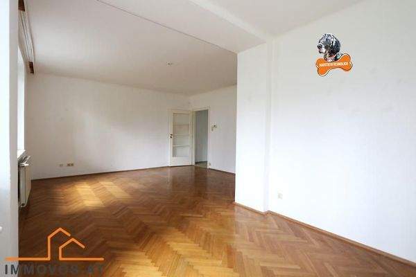 Wohnbereich mit 2 Fenstern