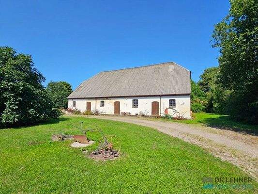 Großes massives Stallgebäude