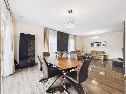 großzügiges Wohnzimmer