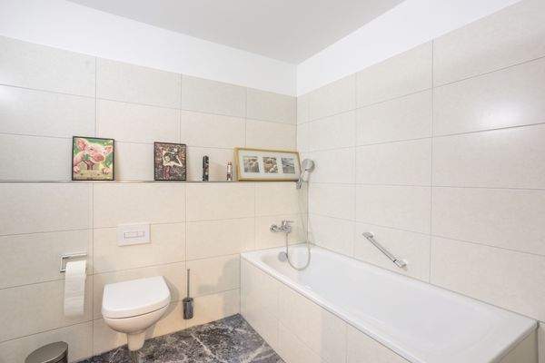 Gäste-WC mit Badewanne