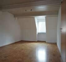 Schlafzimmer mit Blick zum Fenster