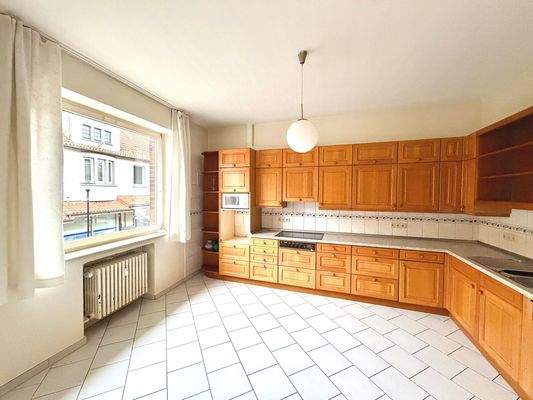 Helle Küche mit Holzfronten