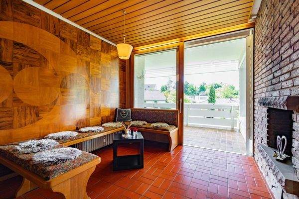 Wohnung 2: Lounge mit Balkonaustritt