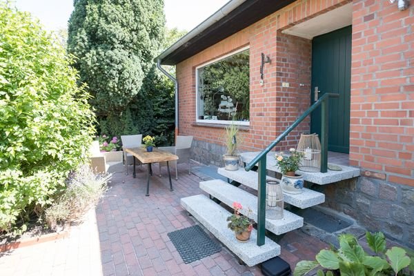 Terrasse und Hintereingang