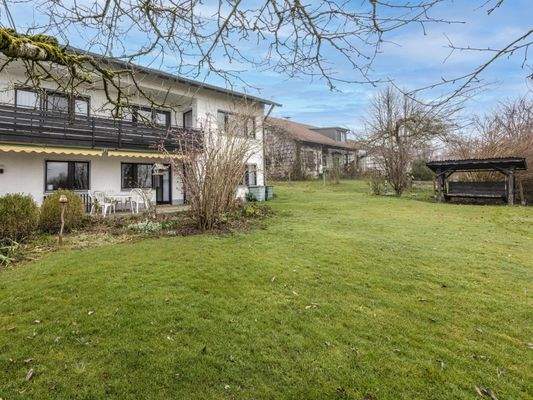 Hausansicht mit Garten