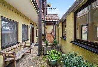 zum 1 Obergeschoss ins Atrium