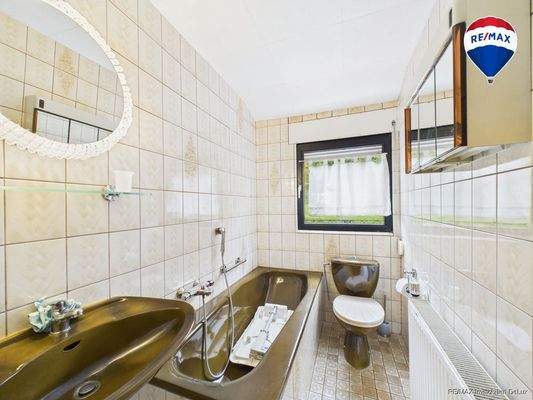 RE/MAX Immobilien DeLux Einfamilienhaus Körprich Badezimmer