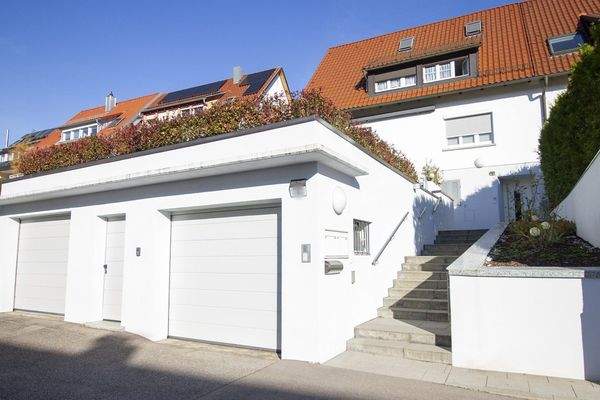 Doppelgarage und Hauseingang