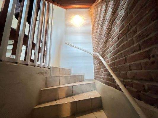 Kellertreppe zum Durchgang Garten 