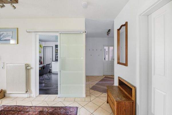 Flur Blick Richtung Küche und HWR