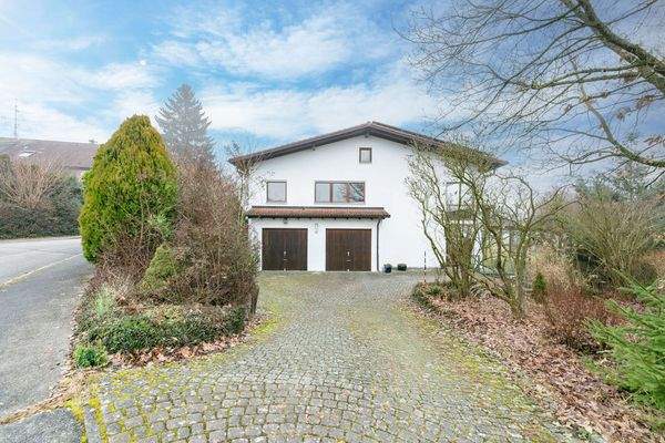 Einfahrt zu den Garagen