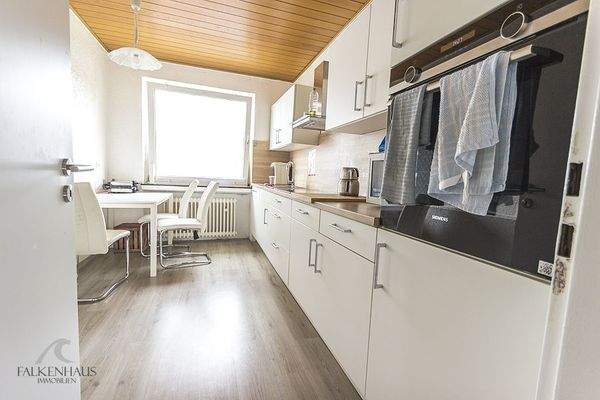 Küche mit Platz für einen Tisch mit Stühlen