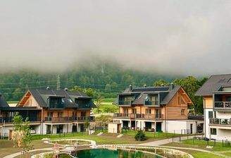 Blick auf die Holzbauanlage