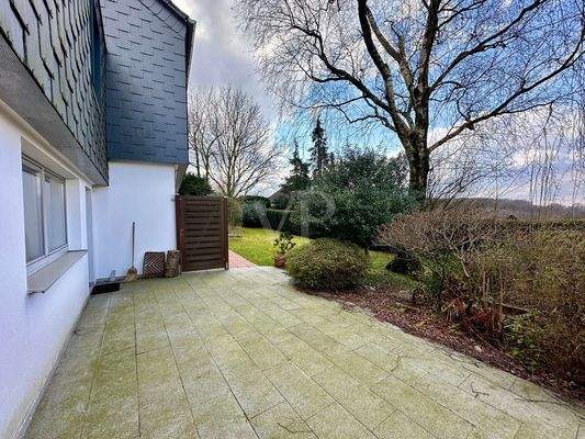 Terrasse 1 mit Blick in den Garten 