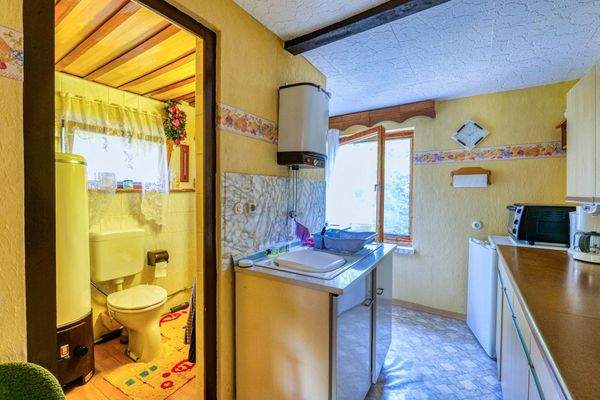 Küche und Bad mit Dusche