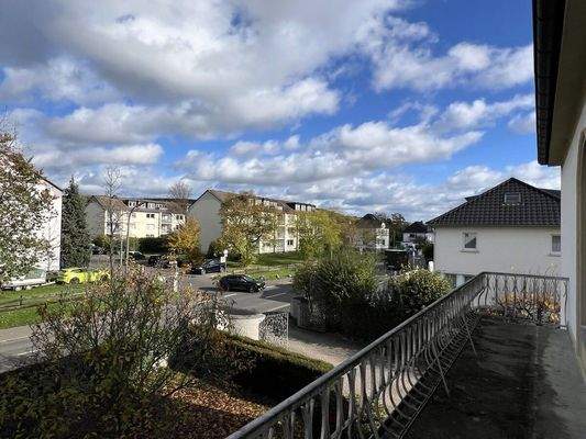 Straßenseitiger Balkon