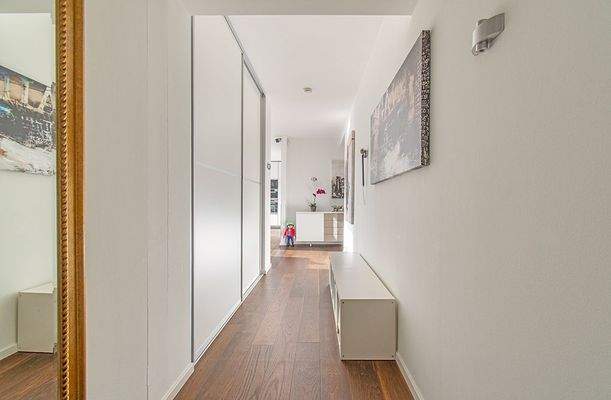 Flur mit hochwertigen Einbauten